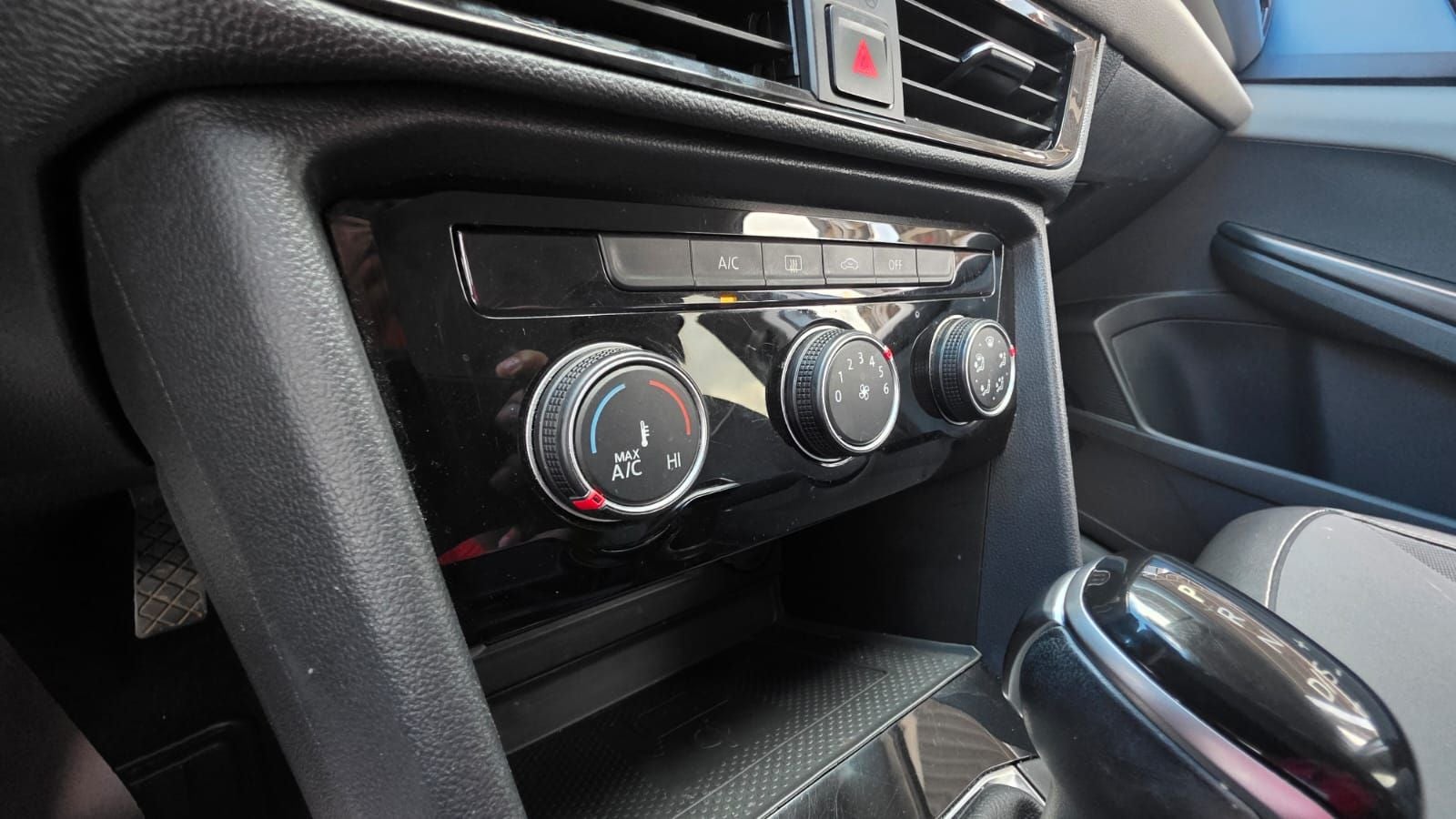 2023 Volkswagen TAOS 5 PTS COMFORTLINE 14L TA PIEL F LED RA-18